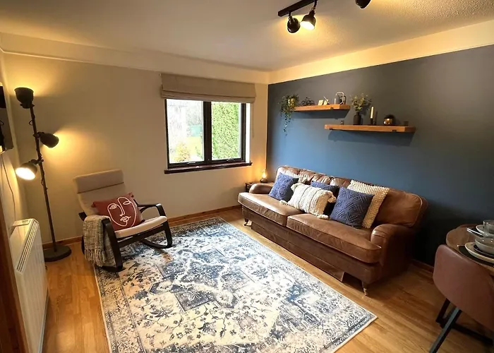 Comfortable, Modern Apartment With Parking. Inverness.