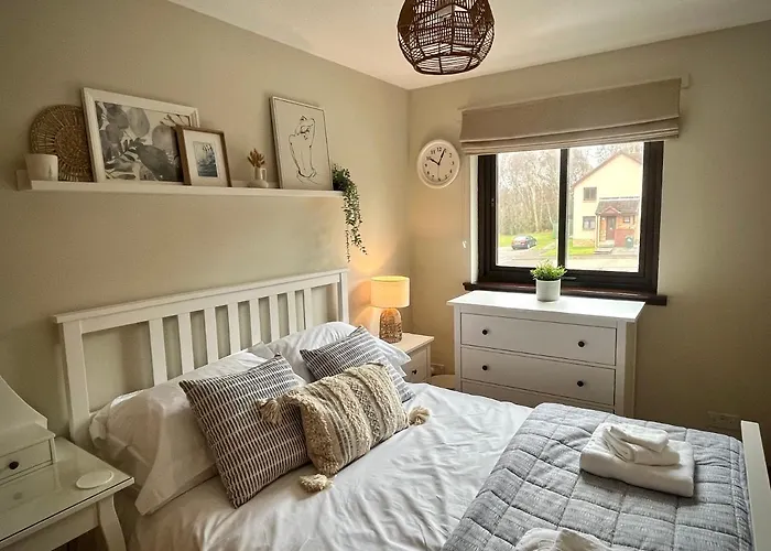 Comfortable, Modern Apartment With Parking. Inverness.