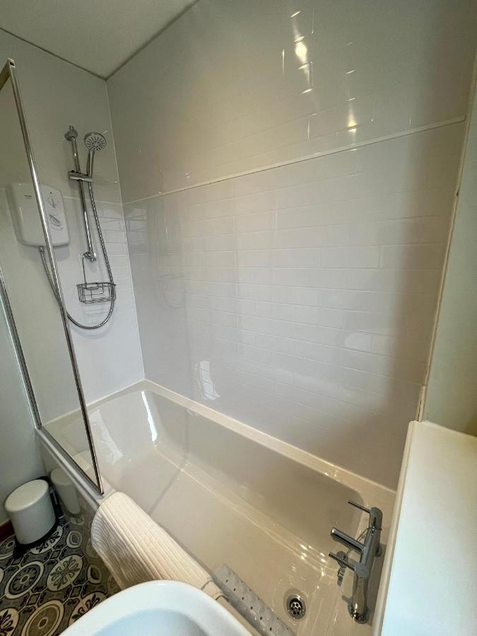 Apartment Comfortable, Modern With Parking. Inverness. Inverness