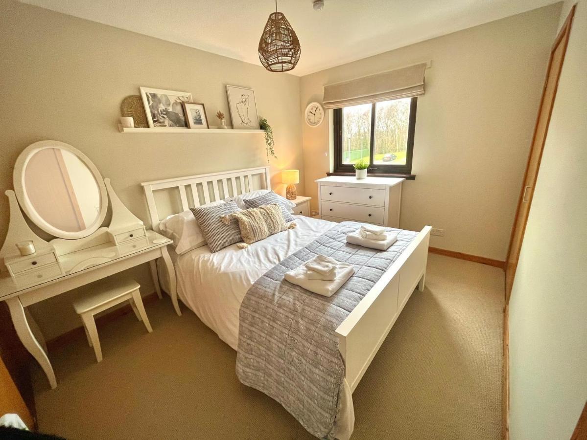 Apartment Comfortable, Modern With Parking. Inverness. *